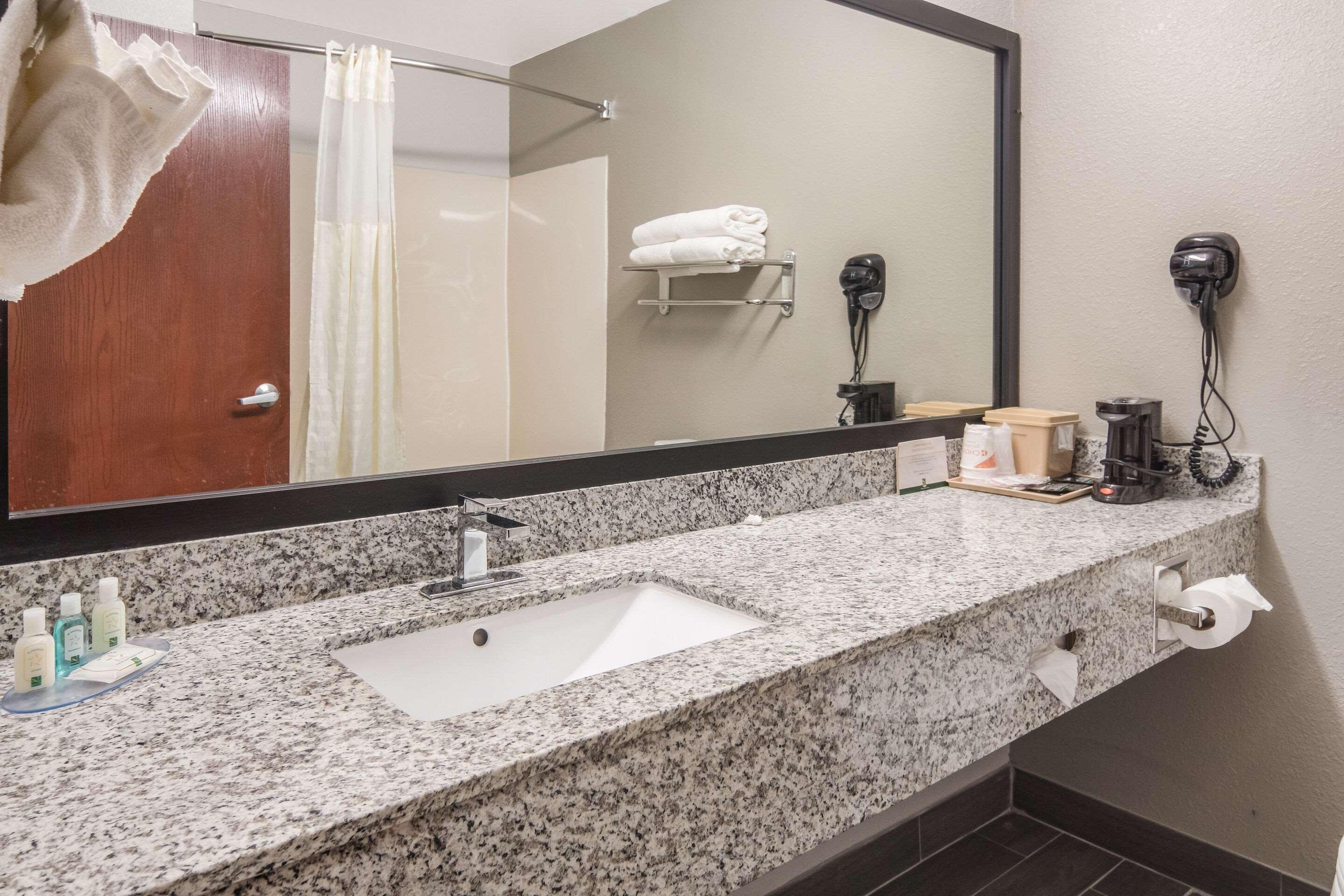 Quality Inn & Suites フォートワース エクステリア 写真