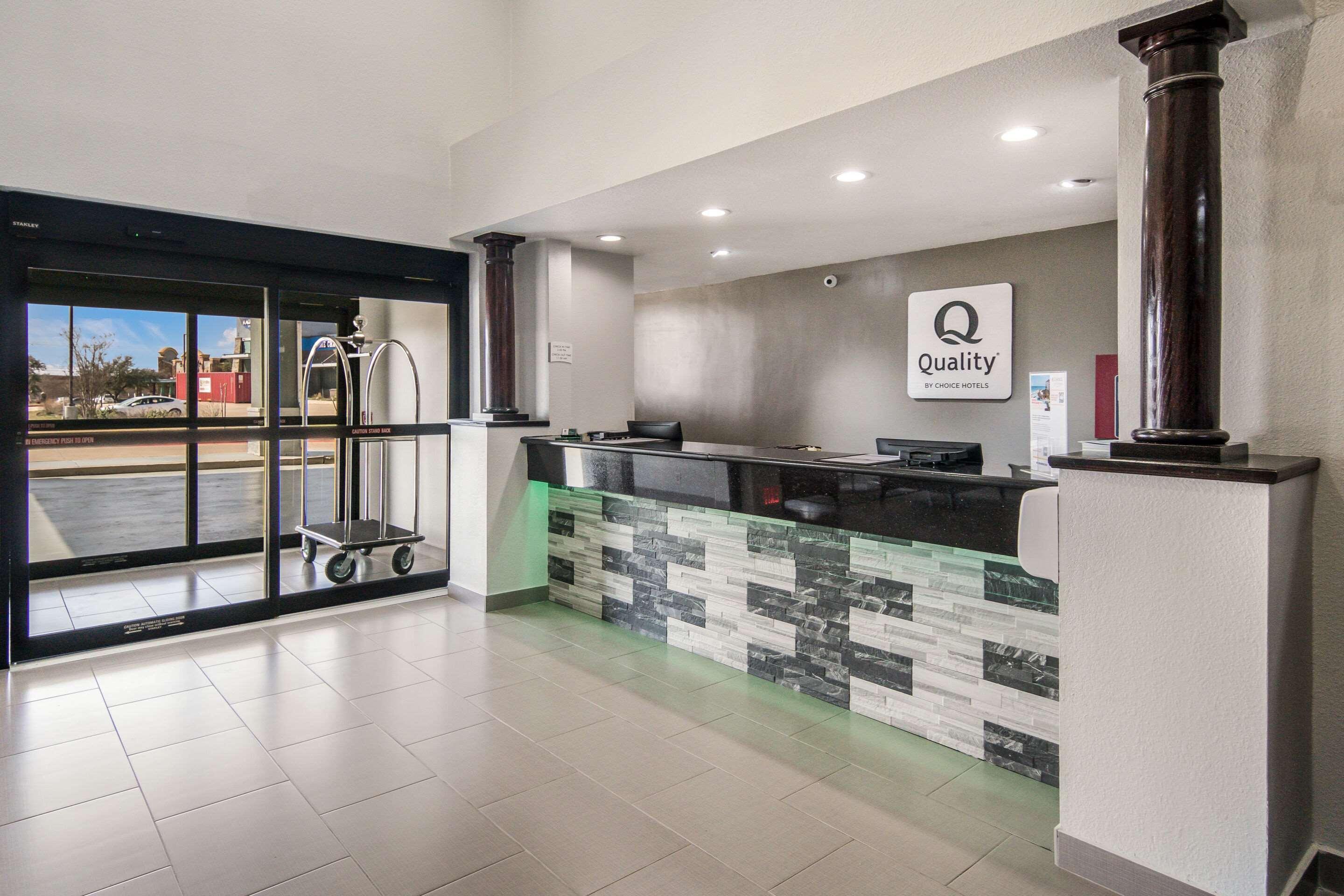 Quality Inn & Suites フォートワース エクステリア 写真